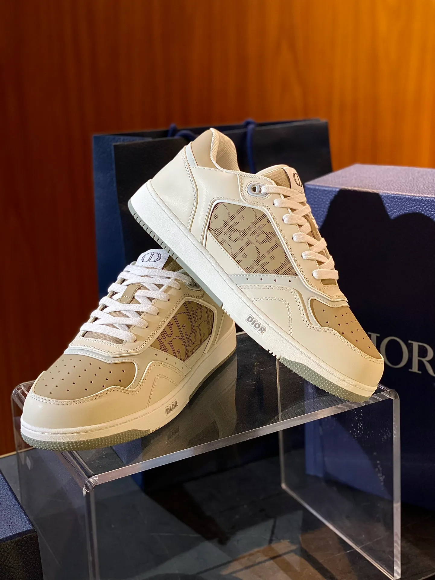 💰780 Dior| New B27 style for men and women ♞size; women 35~40, men 38~47 B27 is so handsome! The best and most eye-catching Dior wear is B27. The combination is invincible. It is versatile for everyday use and you don’t have to choose any combination. B27 feels comfortable on your feet. If you like this simple and elegant color scheme, you must buy it.